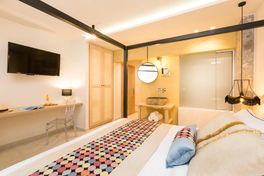 C Suites , Rethymno